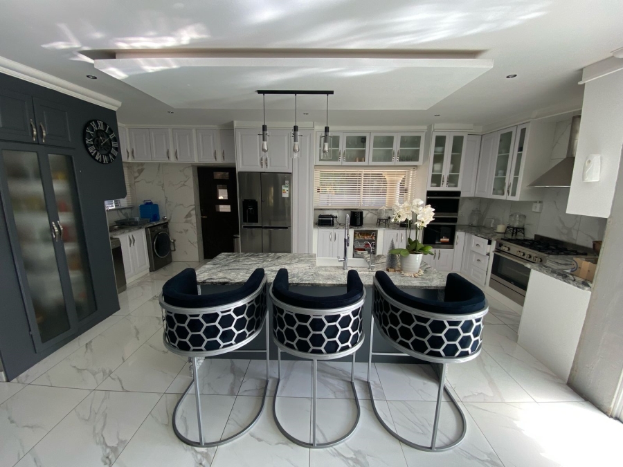 6 Bedroom Property for Sale in Protea Park North West